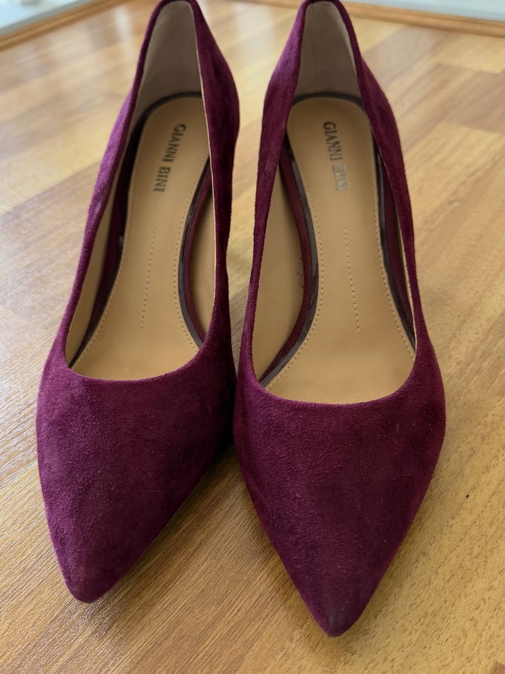 Gianni Bini Womens Pointed Toe Pumps in Burgundy Suede